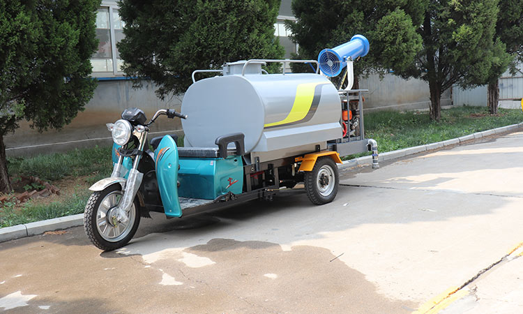 電動三輪灑水車應(yīng)對道路灑水及降塵、綠化澆水、應(yīng)急消防好幫手