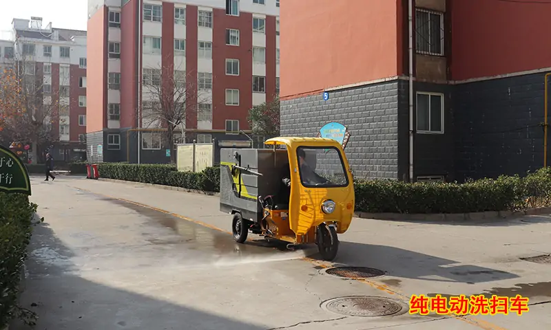 物業(yè)小區(qū)路面清洗有奇招！打破傳統(tǒng)人工打掃，一臺機器靈活運用，實現(xiàn)快速清潔！