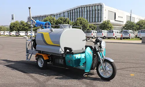 春季揚塵大，影響居住環(huán)境怎么辦？這款三輪霧炮灑水車幫您解決！