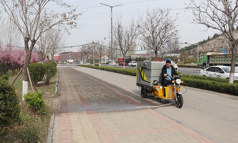 市政道路及景區(qū)道路狹窄難以通行，衛(wèi)生治理難度大？別擔心，一輛三輪多功能高壓清洗車即可解決！