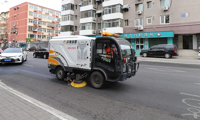 小型純電動(dòng)洗掃車街頭實(shí)拍，道路洗掃無揚(yáng)塵，打造美好生活環(huán)境！