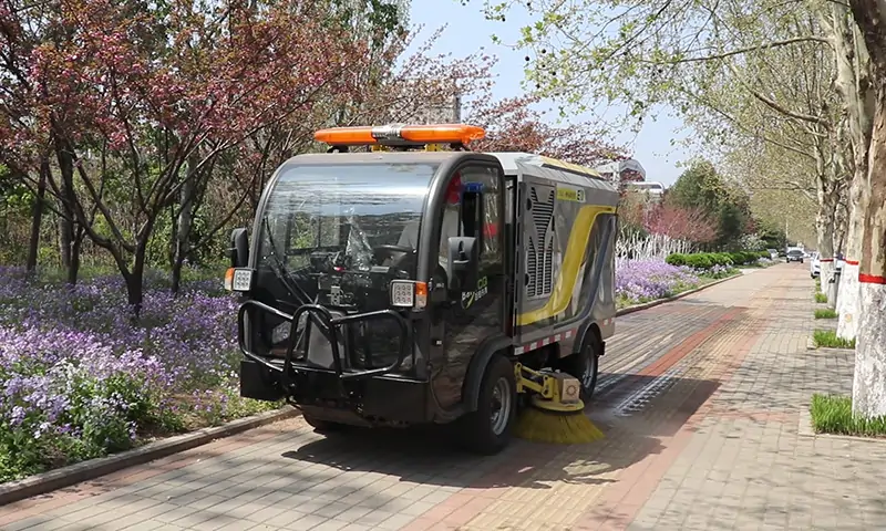 純電動(dòng)洗掃車機(jī)場(chǎng)、園林顯神通！高壓洗掃，一沖即凈！一鍵操作，簡單快捷！