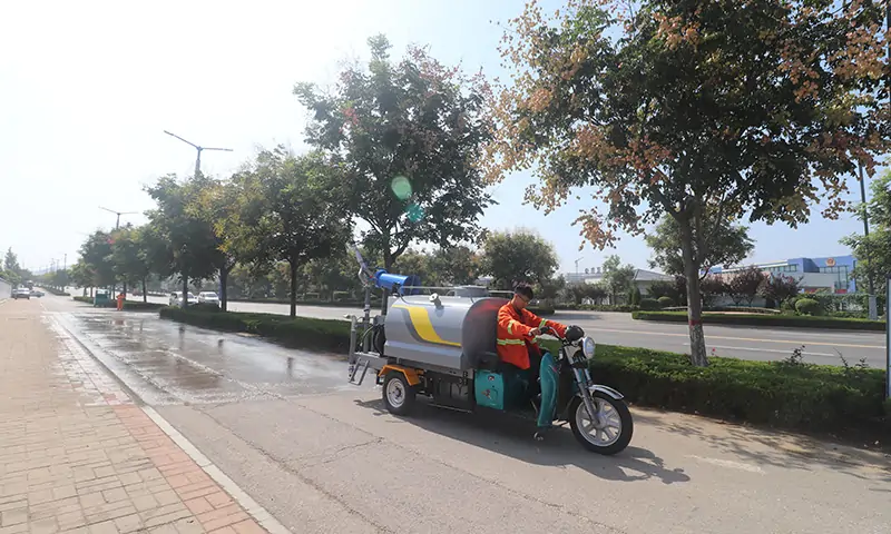 小型三輪灑水車道路灑水好幫手，多種灑水模式可選，滿足多種環(huán)衛(wèi)作業(yè)需求。