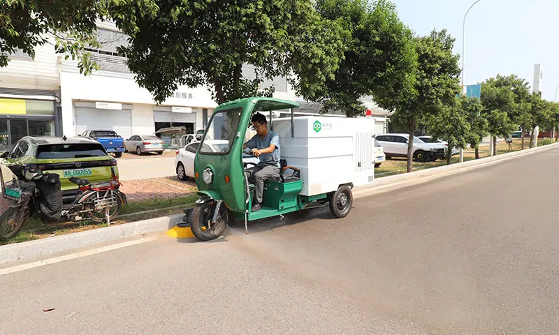 多功能高壓沖洗車：道路保潔的全新助力設備，環(huán)境美好建設者